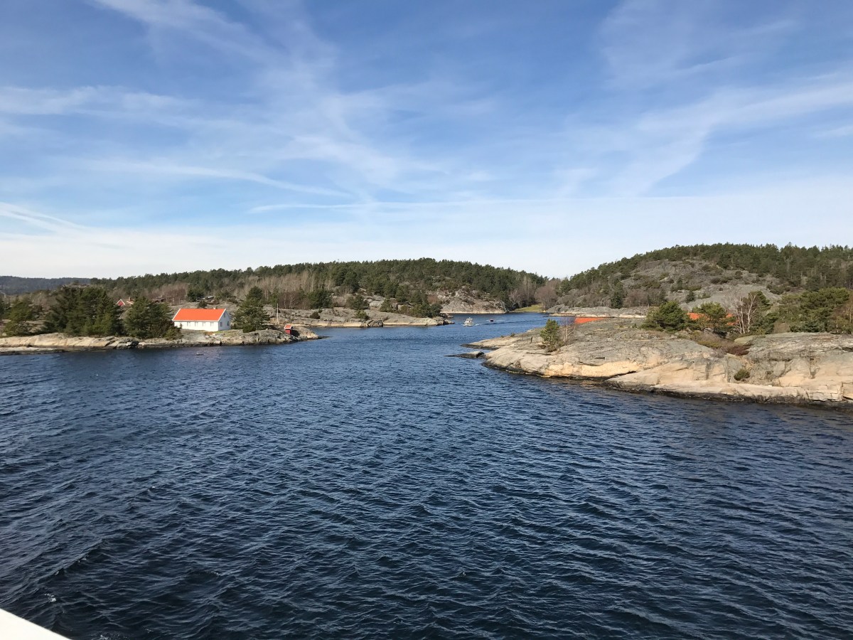 På fergen ut til Jomfruland, Telemark, Norway. Foto: Cecilie Moestue/unikesteder.no