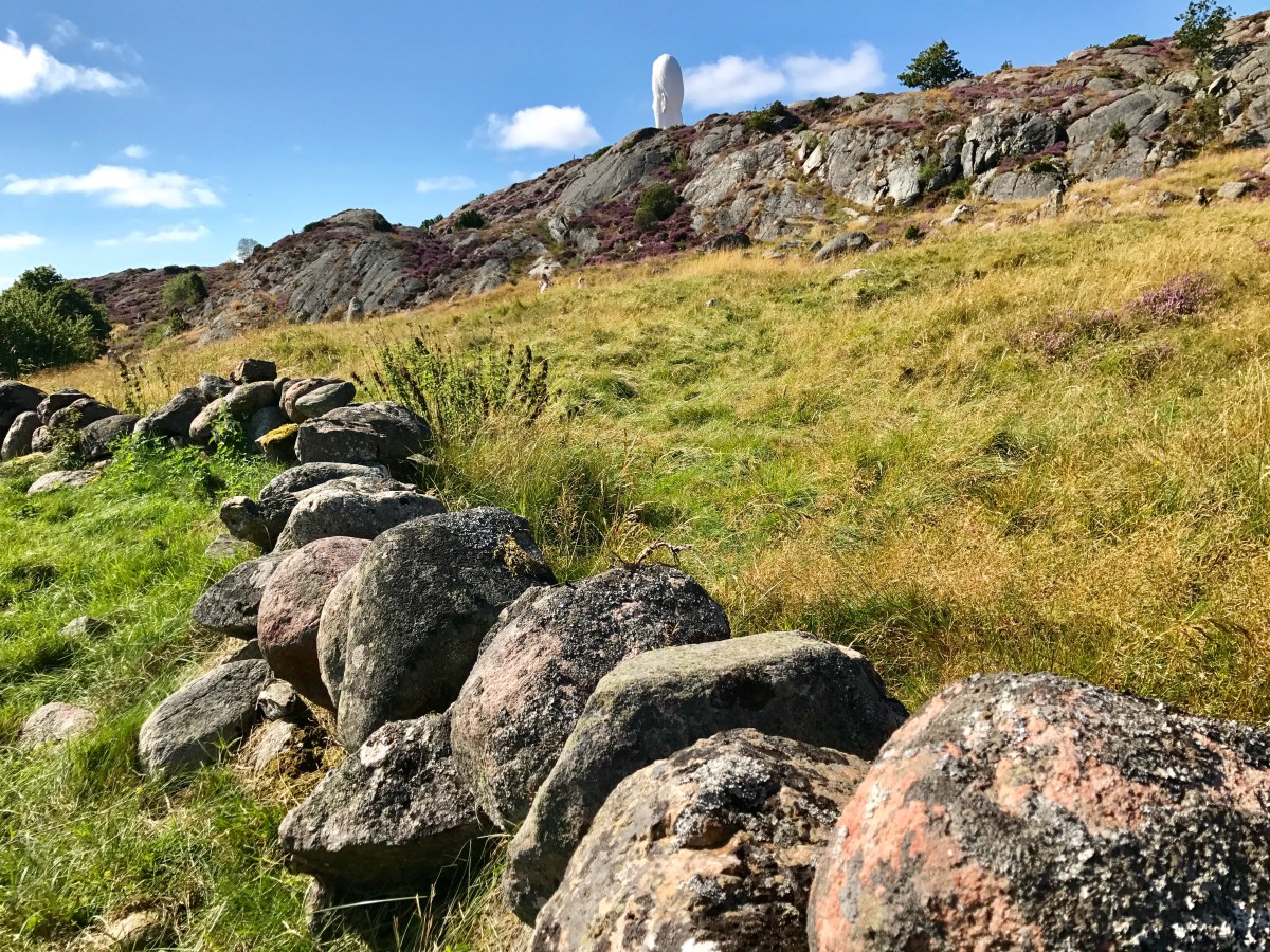 Steingjerde i Pilane skulpturpark på Tjörn, Bohuslän, Sverige